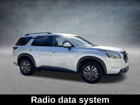 Used 2025 Nissan Pathfinder SV image 4