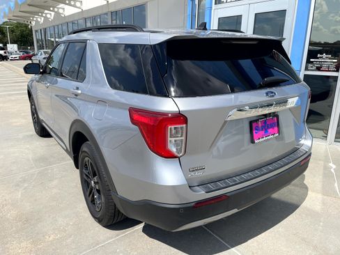 Used 2021 Ford Explorer XLT w/ Equipment Group 202A AWD/4WD image 2