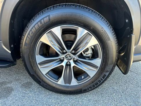Certified 2024 Toyota Highlander XLE AWD/4WD image 16