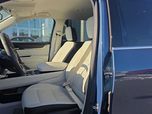 Used 2024 GMC Acadia Denali image 3