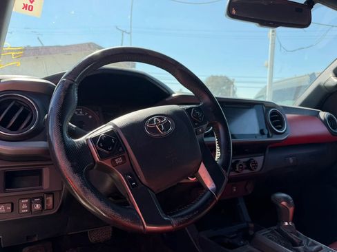 Used 2017 Toyota Tacoma TRD Off-Road w/ Tow Package (A/T) image 11