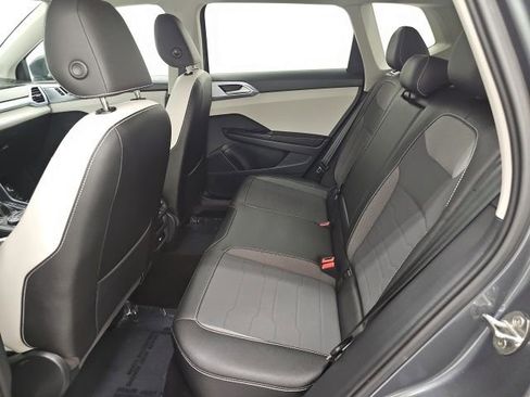 Used 2025 Volkswagen Taos SE image 27