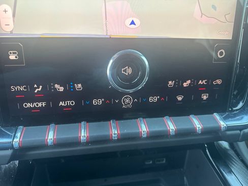 Used 2025 GMC Yukon AT4 w/ AT4 Premium Package AWD/4WD image 17