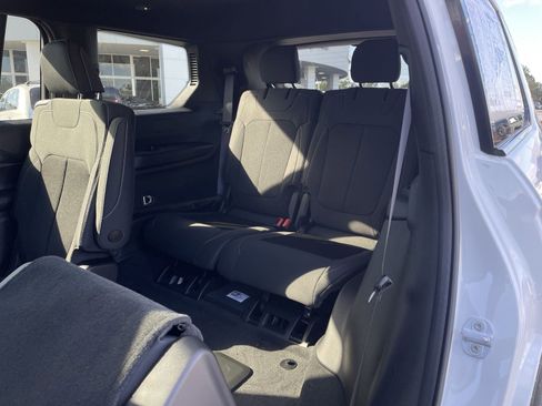 Used 2025 Jeep Grand Cherokee L Laredo image 29