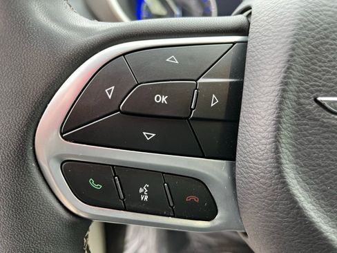 Used 2023 Chrysler Pacifica Touring-L image 12