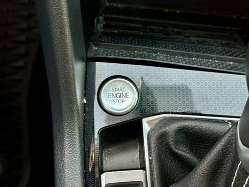 Used 2025 Volkswagen Taos SE image 30