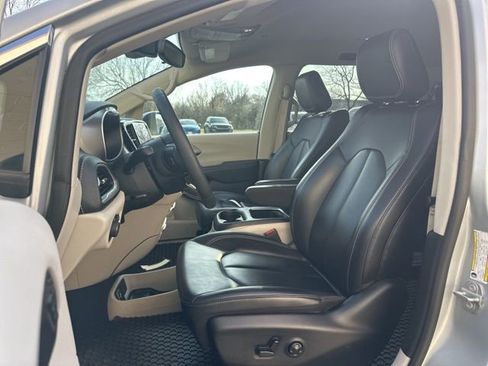 Used 2023 Chrysler Pacifica Touring-L image 19