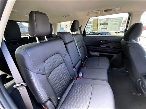 New 2025 Nissan Pathfinder SV image 11