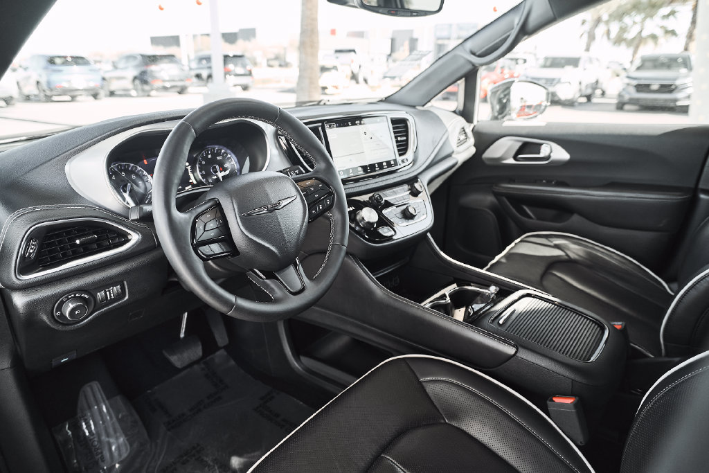 Used 2025 Chrysler Pacifica Limited FWD image 2