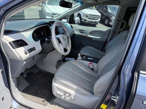 Used 2013 Toyota Sienna XLE w/ Premium Pkg FWD image 8