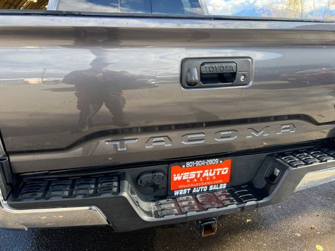 Used 2022 Toyota Tacoma TRD Off-Road image 29