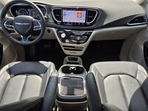 Used 2024 Chrysler Pacifica Touring-L FWD image 18