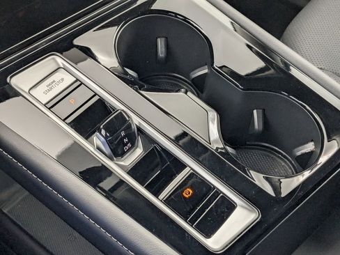 Used 2025 Volkswagen Atlas SE image 19