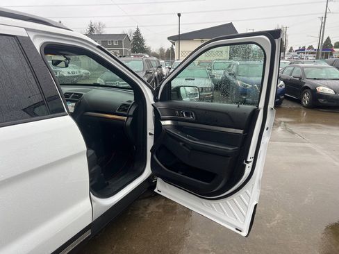 Used 2019 Ford Explorer XLT w/ Equipment Group 201A AWD/4WD image 17