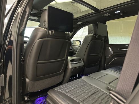 Used 2022 Cadillac Escalade Sport Platinum w/ Heavy-Duty Trailer Package AWD/4WD image 17