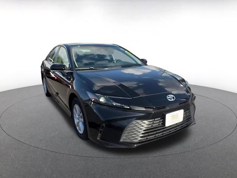 Used 2025 Toyota Camry LE image 3