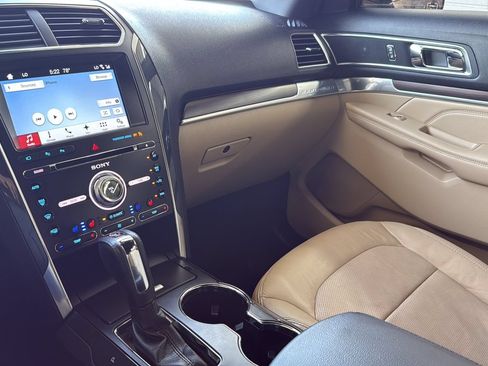 Used 2017 Ford Explorer Limited w/ Equipment Group 301A FWD image 18