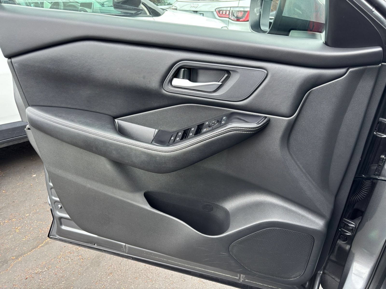 Used 2025 Nissan Rogue SV FWD image 18