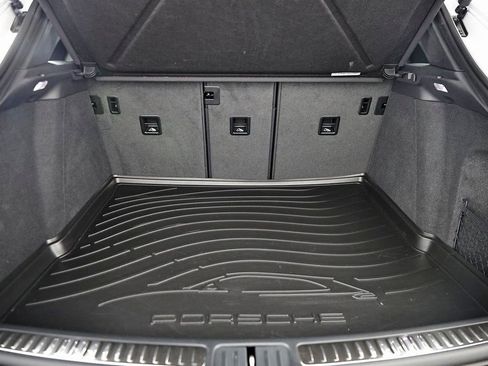 Certified 2025 Porsche Macan image 30