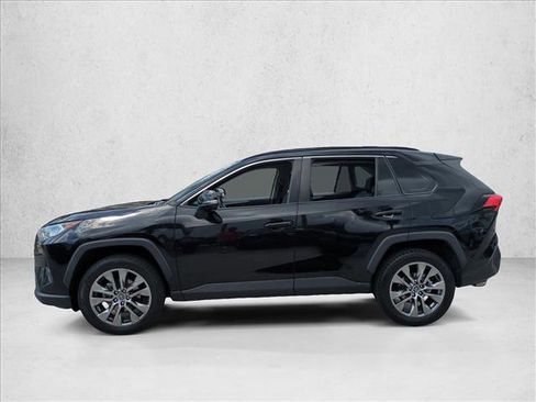 Used 2020 Toyota RAV4 XLE Premium FWD image 9