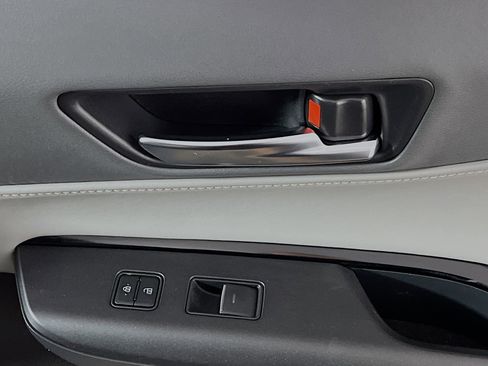 Used 2023 Toyota Venza LE image 32