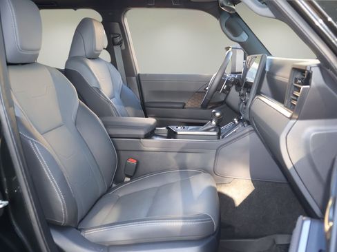 Used 2024 Lexus GX 550 w/ Accessory Package (31) image 18