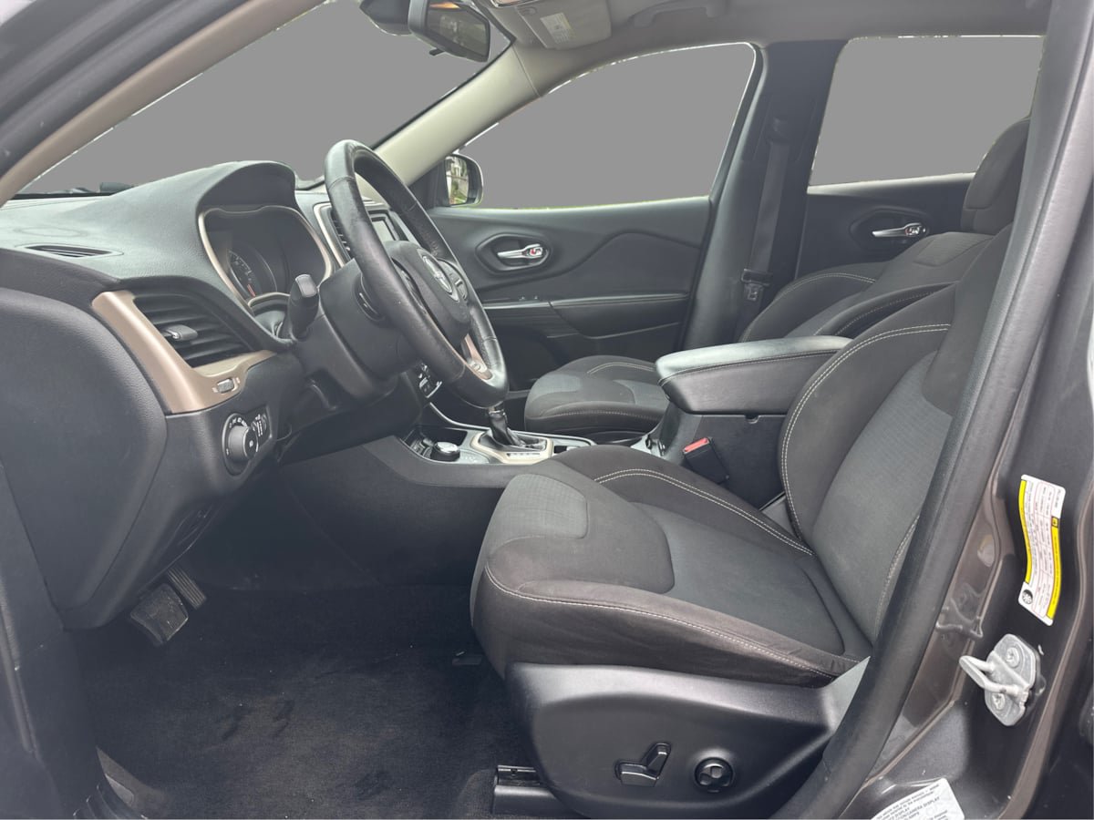 Used 2016 Jeep Cherokee Latitude w/ Safety/Convenience Group AWD/4WD image 25