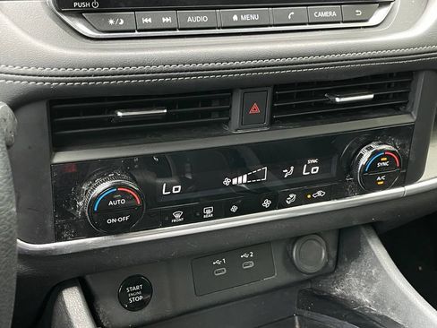 Used 2024 Nissan Rogue SV FWD image 19