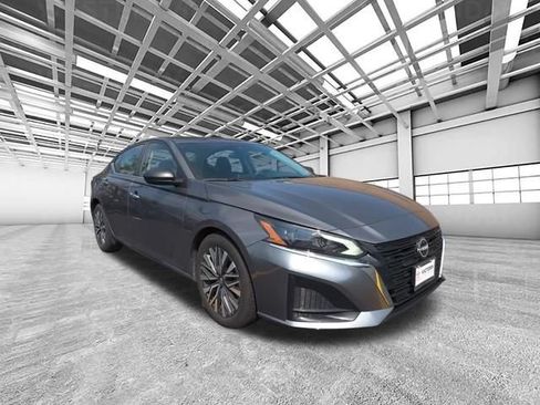 Used 2024 Nissan Altima 2.5 SV FWD image 1
