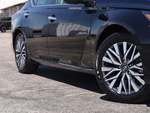 Used 2025 Nissan Altima 2.5 SV FWD image 3