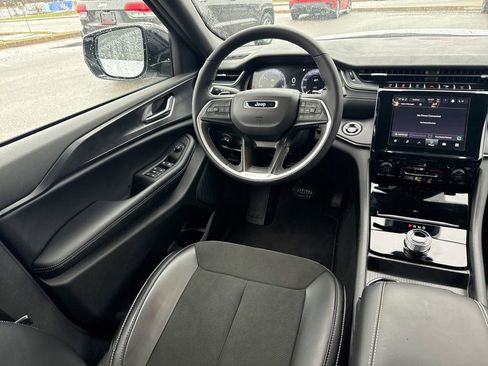 Used 2025 Jeep Grand Cherokee Altitude image 12