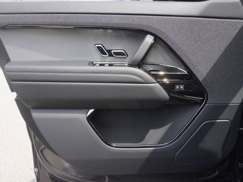 New 2025 Land Rover Range Rover Sport SE image 17