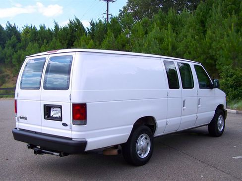 Used 2010 Ford E-350 and Econoline 350 Extended Super Duty image 4