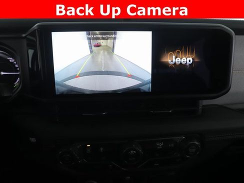 Used 2025 Jeep Wrangler Unlimited Sahara image 22