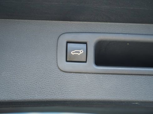 Used 2023 Toyota Highlander LE FWD image 11
