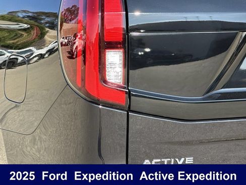 Used 2025 Ford Expedition Active AWD/4WD image 39