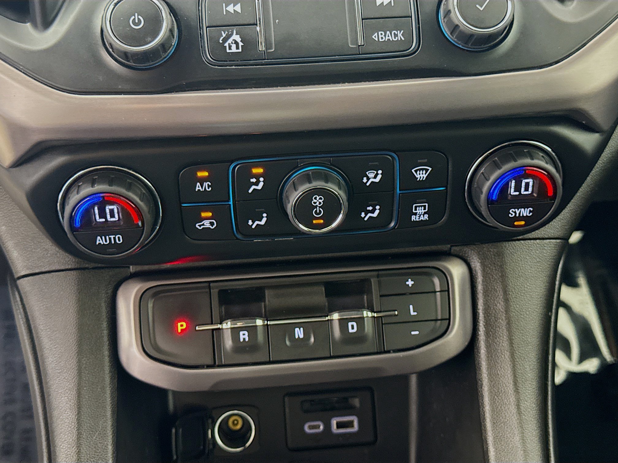 Used 2022 GMC Acadia AT4 w/ Technology Package AWD/4WD image 18