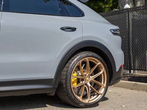 Used 2023 Porsche Cayenne Turbo GT AWD/4WD image 38