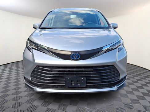 Used 2021 Toyota Sienna LE AWD/4WD image 2