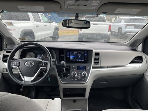 Used 2017 Toyota Sienna LE image 9