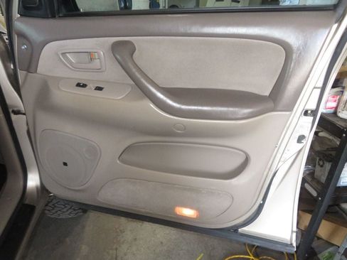 Used 2005 Toyota Sequoia SR5 AWD/4WD image 35