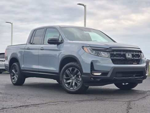 Used 2025 Honda Ridgeline Sport image 2