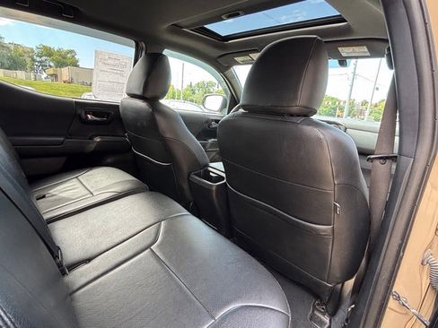 Used 2017 Toyota Tacoma TRD Off-Road w/ Premium & Technology Package image 12