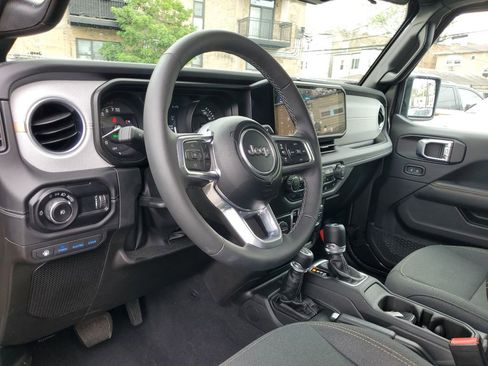 Used 2025 Jeep Wrangler Unlimited Sahara AWD/4WD image 15