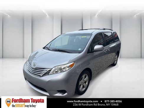 Used 2017 Toyota Sienna LE image 4