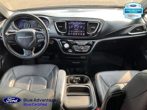 Used 2020 Chrysler Pacifica Touring-L FWD image 3