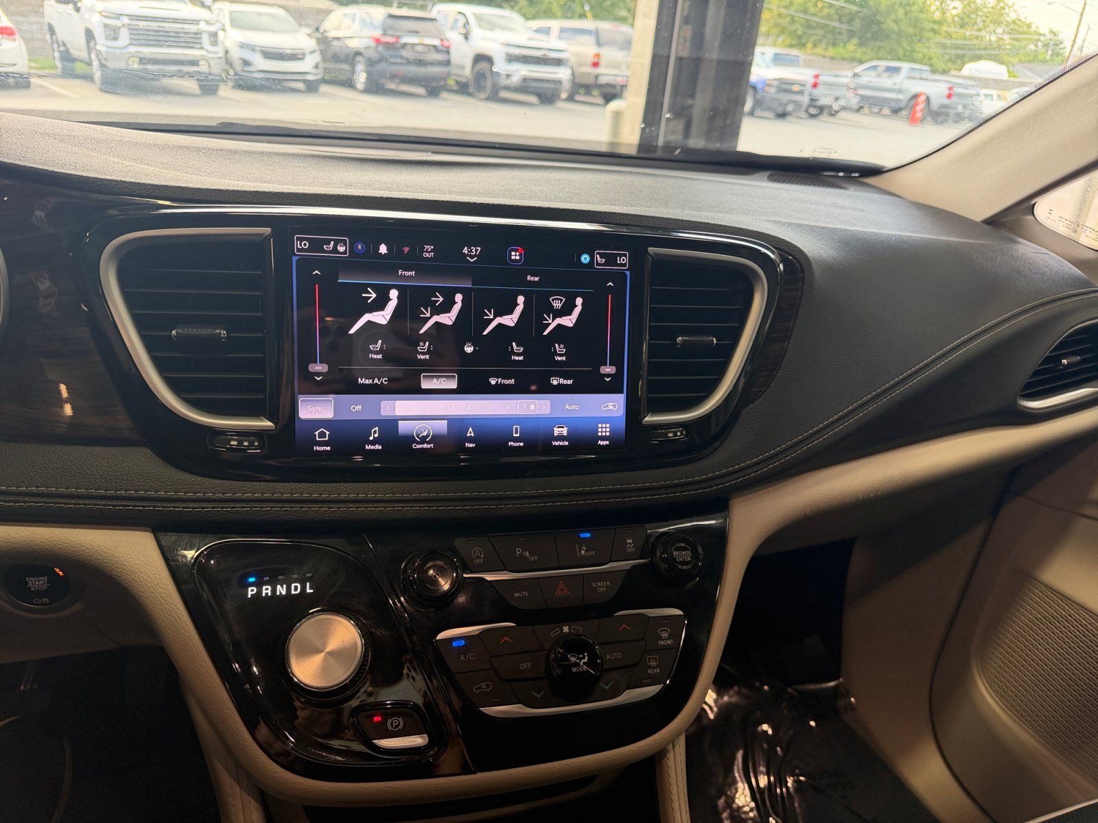 Used 2023 Chrysler Pacifica Limited FWD image 12