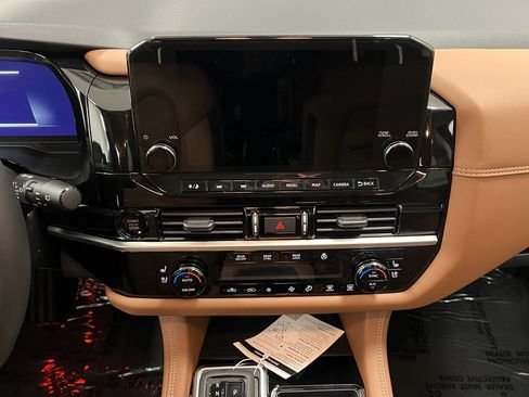 New 2025 Nissan Pathfinder Platinum image 9