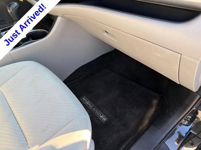 Used 2018 Toyota Highlander LE FWD image 17