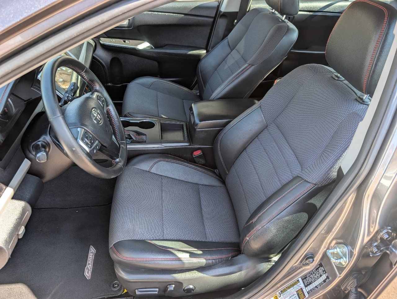 Used 2016 Toyota Camry SE w/ Moonroof Package FWD image 2